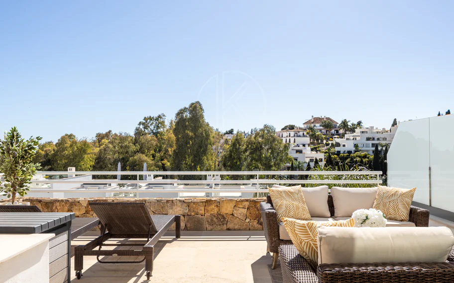 Elegante casa adosada de 3 dormitorios con panorámico Vistas Cerca de Puerto Banús