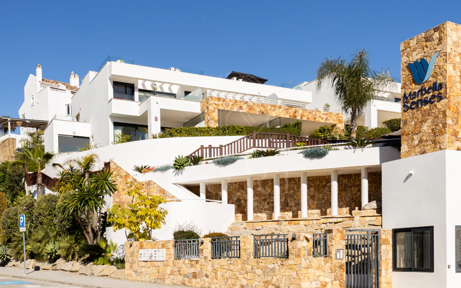 Elegante casa adosada de 3 dormitorios con panorámico Vistas Cerca de Puerto Banús