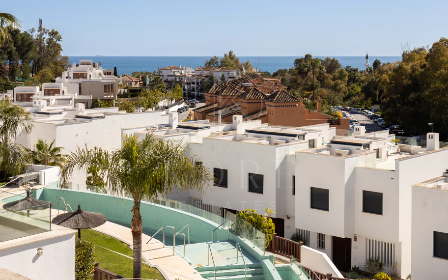 Elegante casa adosada de 3 dormitorios con panorámico Vistas Cerca de Puerto Banús