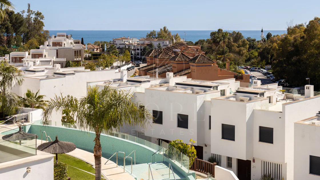 Casă tip townhouse elegantă cu 3 dormitoare și vedere panoramică în apropiere de Puerto Banús