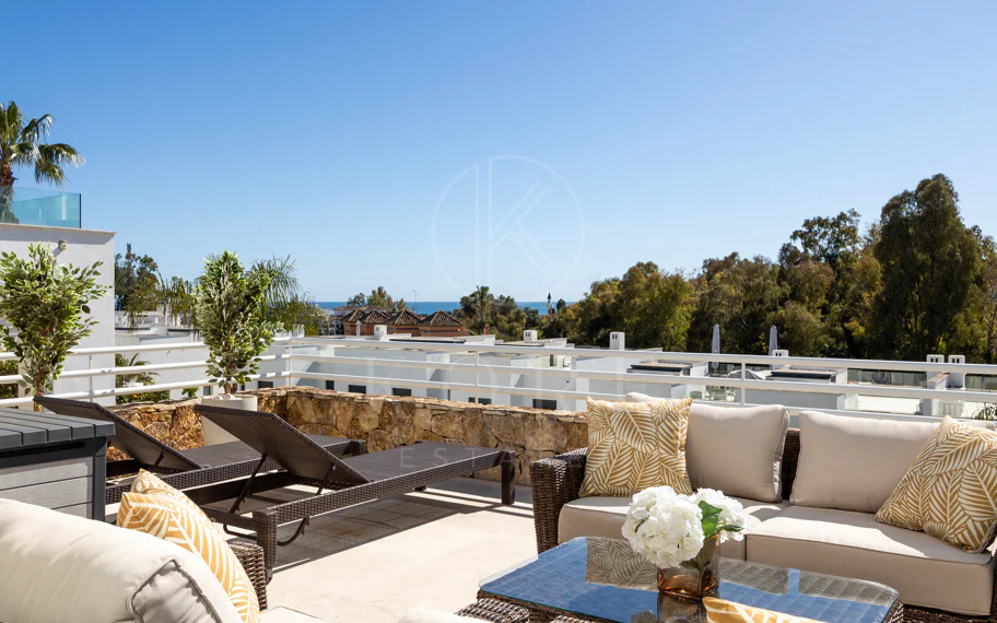 Elegante casa adosada de 3 dormitorios con panorámico Vistas Cerca de Puerto Banús