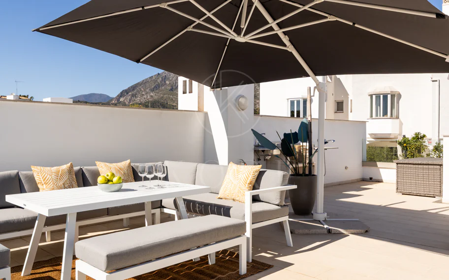 Elegante casa adosada de 3 dormitorios con panorámico Vistas Cerca de Puerto Banús