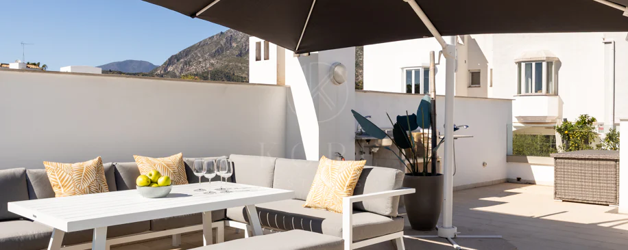 Casă tip townhouse elegantă cu 3 dormitoare și vedere panoramică în apropiere de Puerto Banús
