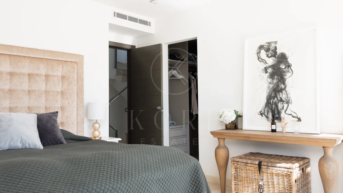 Casă tip townhouse elegantă cu 3 dormitoare și vedere panoramică în apropiere de Puerto Banús