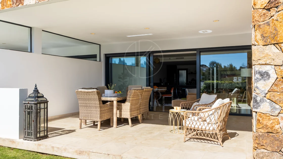 Casă tip townhouse elegantă cu 3 dormitoare și vedere panoramică în apropiere de Puerto Banús
