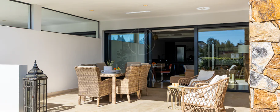 Casă tip townhouse elegantă cu 3 dormitoare și vedere panoramică în apropiere de Puerto Banús