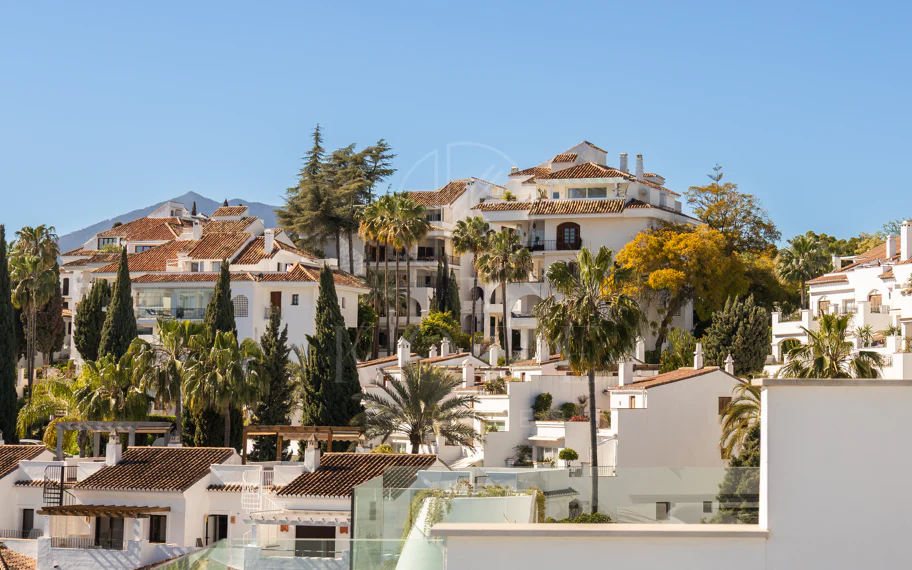 Elegante casa adosada de 3 dormitorios con panorámico Vistas Cerca de Puerto Banús