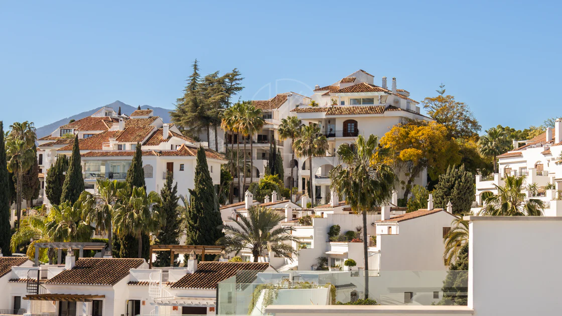 Casă tip townhouse elegantă cu 3 dormitoare și vedere panoramică în apropiere de Puerto Banús
