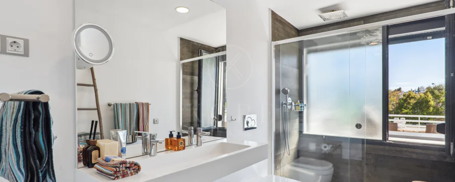 Casă tip townhouse elegantă cu 3 dormitoare și vedere panoramică în apropiere de Puerto Banús