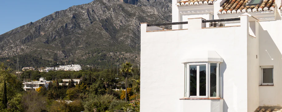 Casă tip townhouse elegantă cu 3 dormitoare și vedere panoramică în apropiere de Puerto Banús