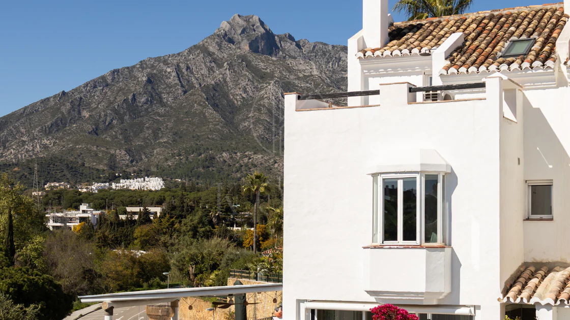 Casă tip townhouse elegantă cu 3 dormitoare și vedere panoramică în apropiere de Puerto Banús