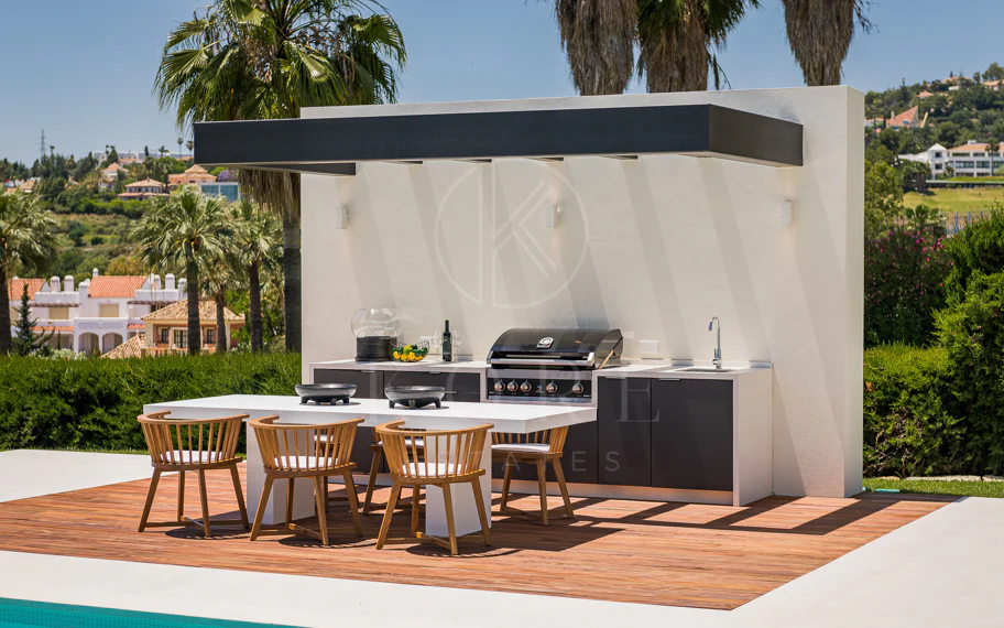 Exquisita villa de diseño moderno en primera línea de golf de Los Naranjos