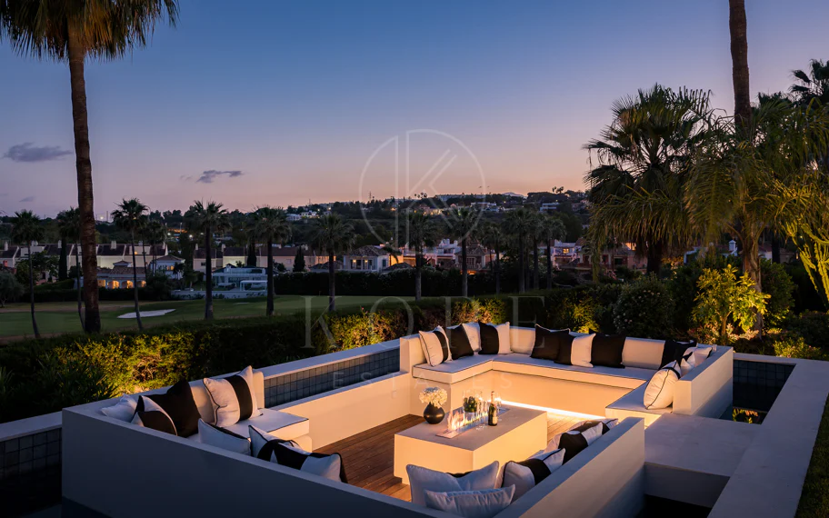 Exquisita villa de diseño moderno en primera línea de golf de Los Naranjos
