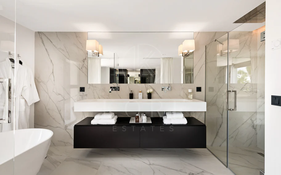 Exquisita villa de diseño moderno en primera línea de golf de Los Naranjos