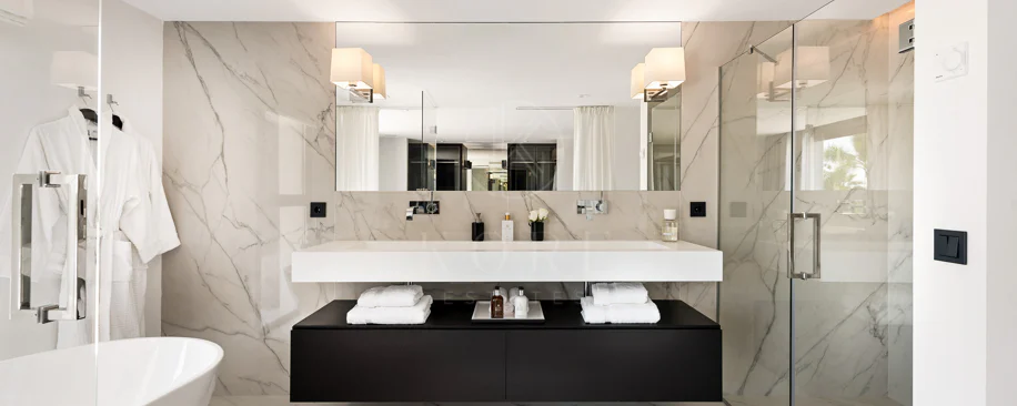 Exceptional villa front line to Los Naranjos Golf
