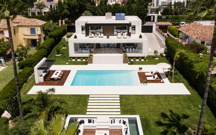 Exquisita villa de diseño moderno en primera línea de golf de Los Naranjos