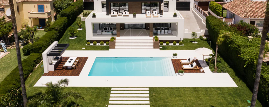 Exceptional villa front line to Los Naranjos Golf