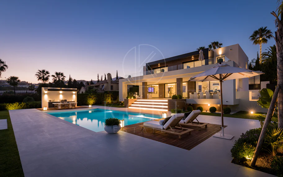 Exquisita villa de diseño moderno en primera línea de golf de Los Naranjos