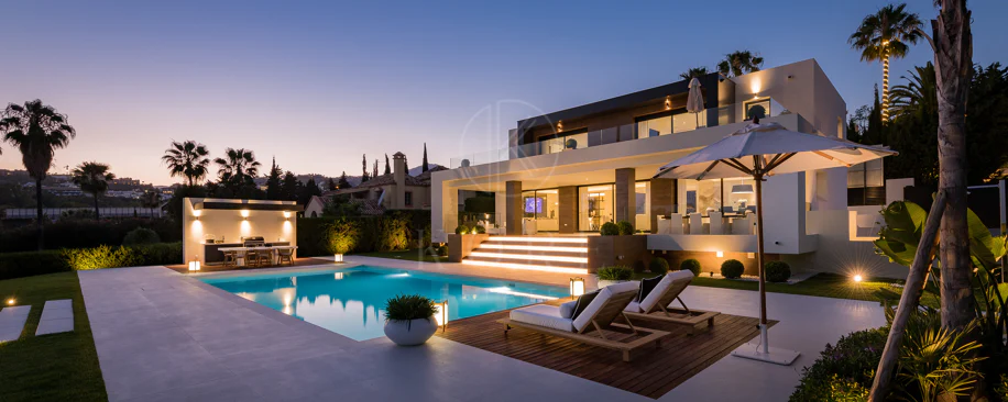 Exceptional villa front line to Los Naranjos Golf