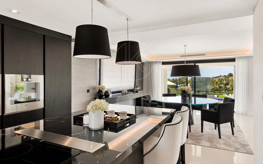 Exquisita villa de diseño moderno en primera línea de golf de Los Naranjos