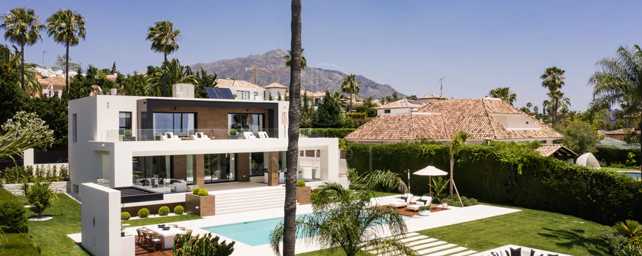 Exceptional villa front line to Los Naranjos Golf