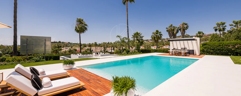 Exceptional villa front line to Los Naranjos Golf