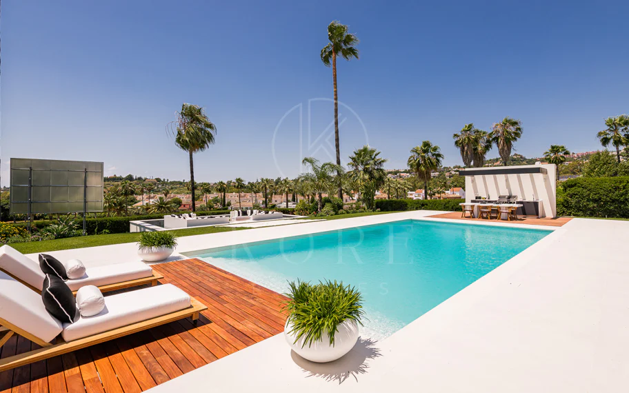 Exquisita villa de diseño moderno en primera línea de golf de Los Naranjos