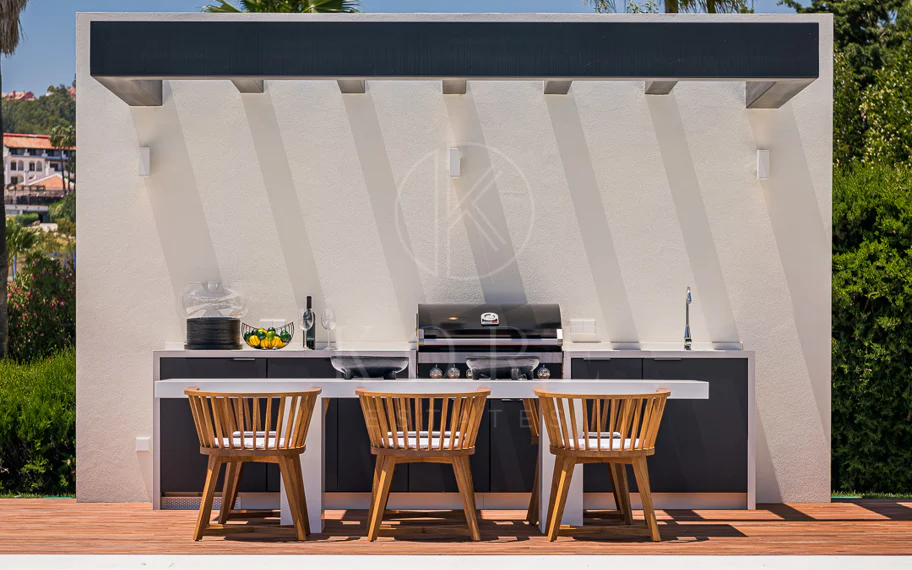 Exquisita villa de diseño moderno en primera línea de golf de Los Naranjos
