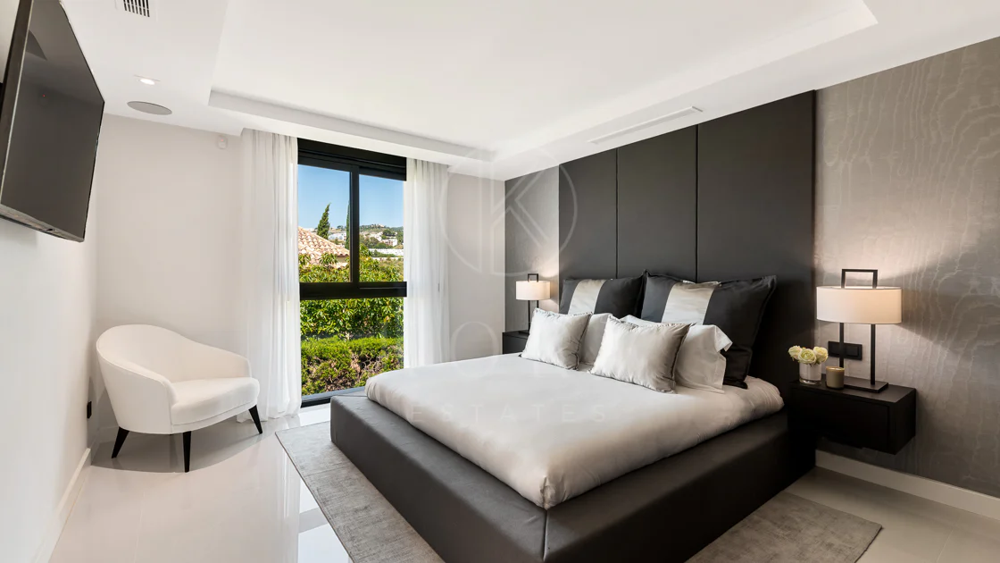 Exceptional villa front line to Los Naranjos Golf