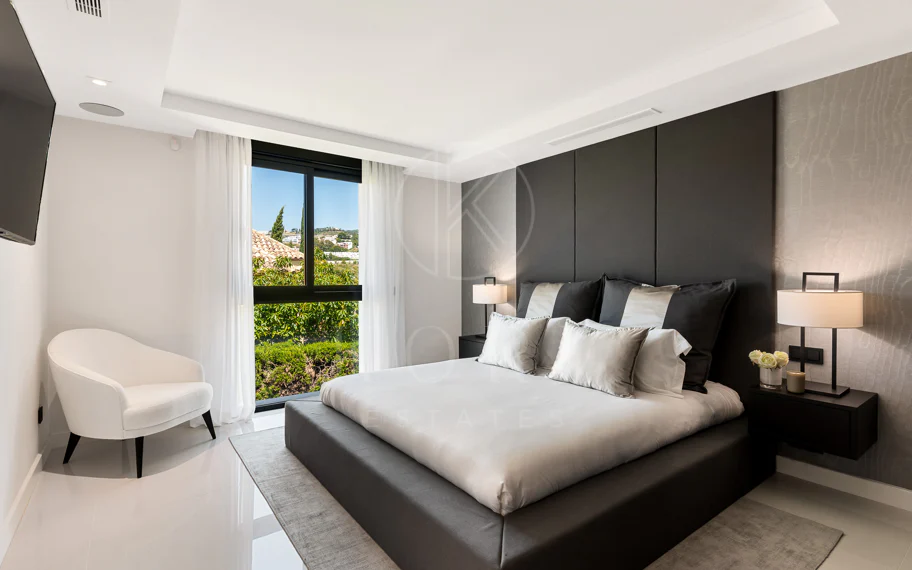 Exquisita villa de diseño moderno en primera línea de golf de Los Naranjos
