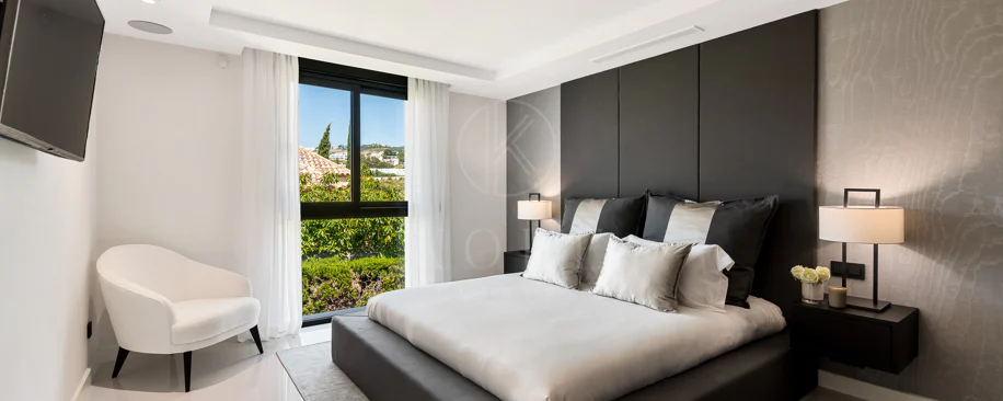 Exceptional villa front line to Los Naranjos Golf