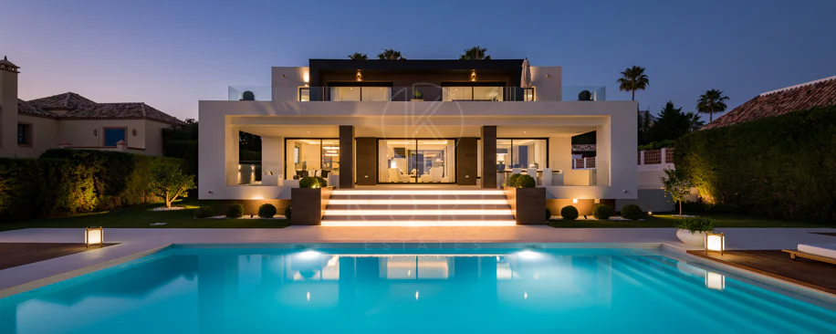 Exceptional villa front line to Los Naranjos Golf