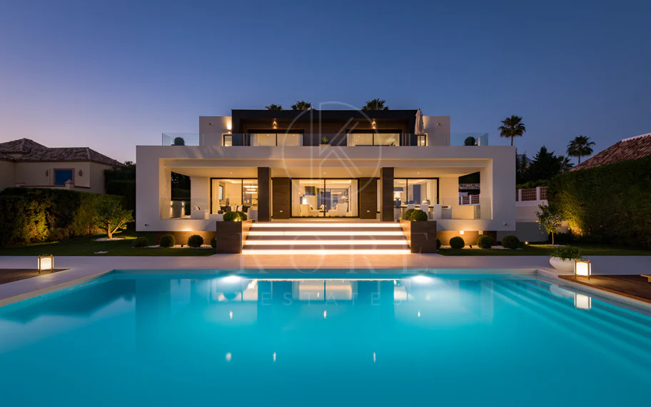 Exquisita villa de diseño moderno en primera línea de golf de Los Naranjos