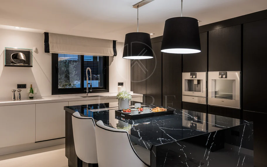 Exquisita villa de diseño moderno en primera línea de golf de Los Naranjos