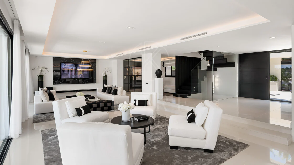 Exceptional villa front line to Los Naranjos Golf