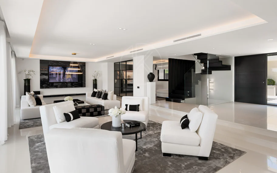 Exquisita villa de diseño moderno en primera línea de golf de Los Naranjos