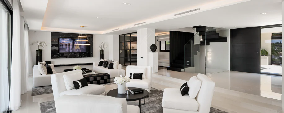Exceptional villa front line to Los Naranjos Golf