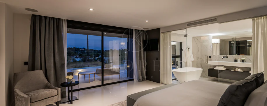 Exceptional villa front line to Los Naranjos Golf