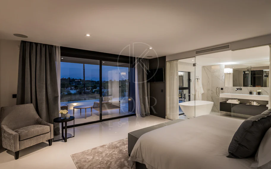 Exquisita villa de diseño moderno en primera línea de golf de Los Naranjos
