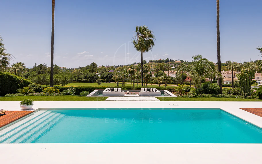 Exquisita villa de diseño moderno en primera línea de golf de Los Naranjos