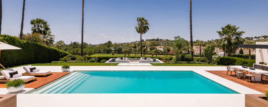 Exceptional villa front line to Los Naranjos Golf
