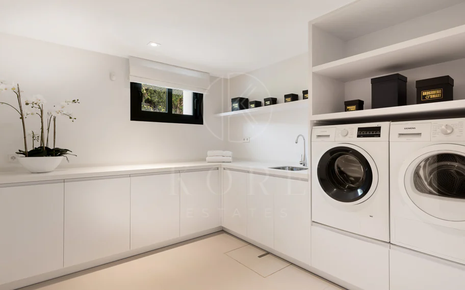 Exquisita villa de diseño moderno en primera línea de golf de Los Naranjos