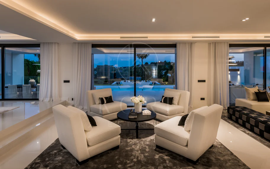 Exquisita villa de diseño moderno en primera línea de golf de Los Naranjos