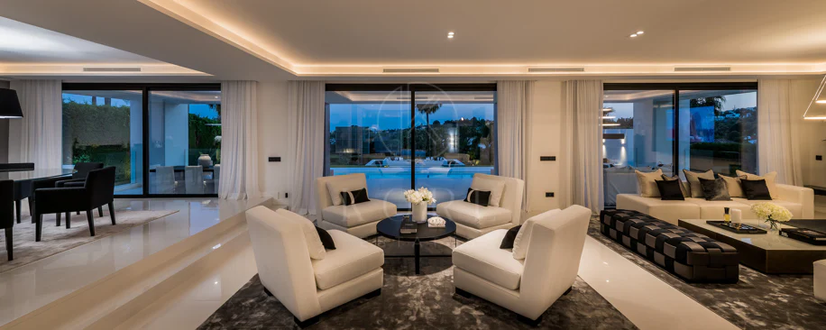 Exceptional villa front line to Los Naranjos Golf