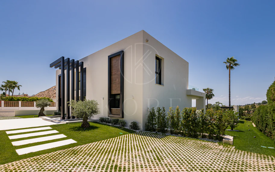 Exquisita villa de diseño moderno en primera línea de golf de Los Naranjos