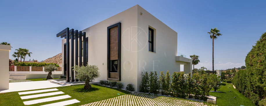 Exceptional villa front line to Los Naranjos Golf