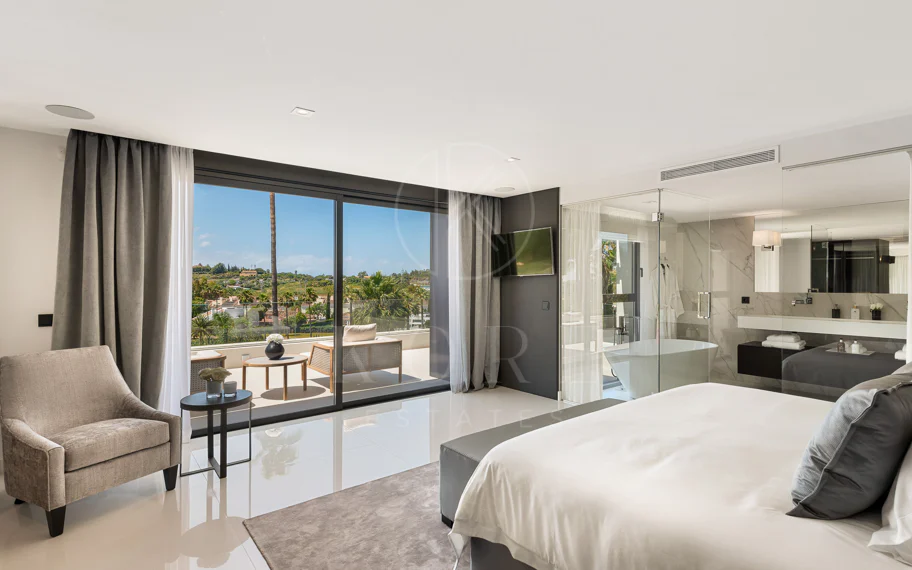 Exquisita villa de diseño moderno en primera línea de golf de Los Naranjos