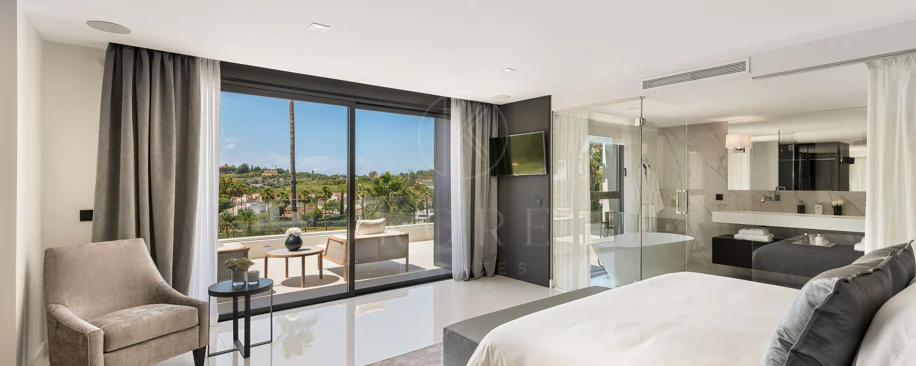 Exceptional villa front line to Los Naranjos Golf