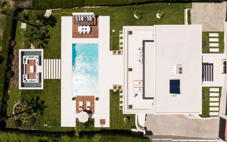 Exquisita villa de diseño moderno en primera línea de golf de Los Naranjos