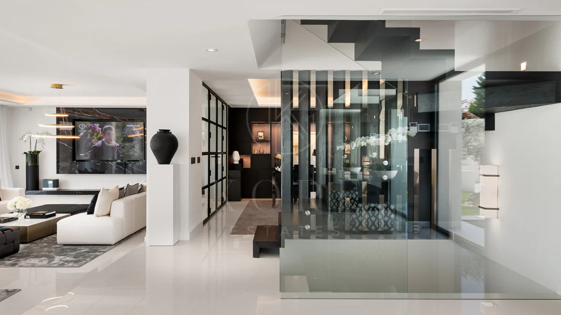 Exceptional villa front line to Los Naranjos Golf